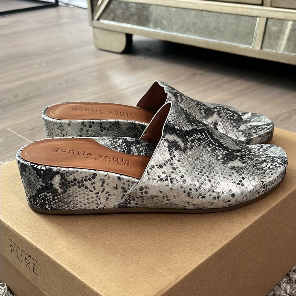 GENTLE SOULS GISELE WEDGE SLIDE SANDAL - METALLIC SNAKE-PRINT